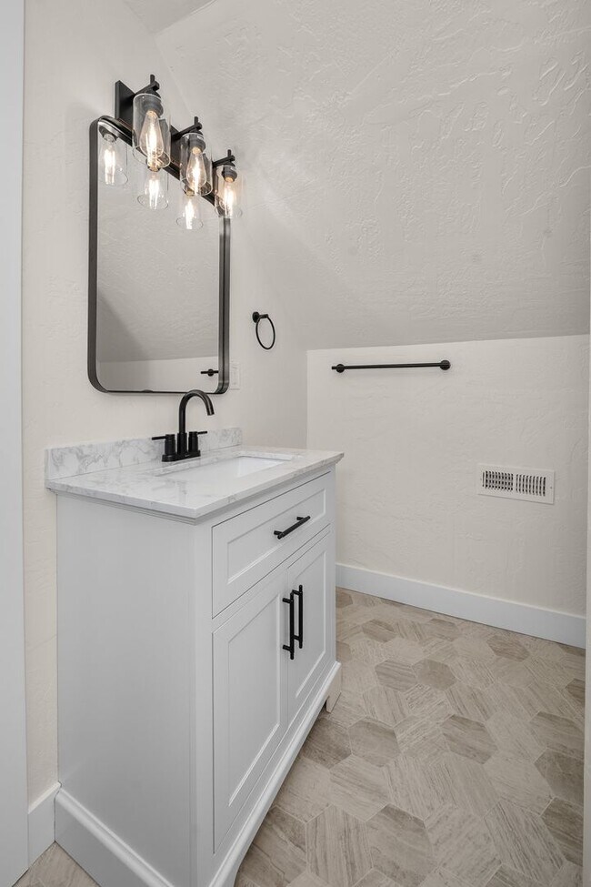 Building Photo - New Updated 3 Bed 2 Bath Lower South Hill Home!