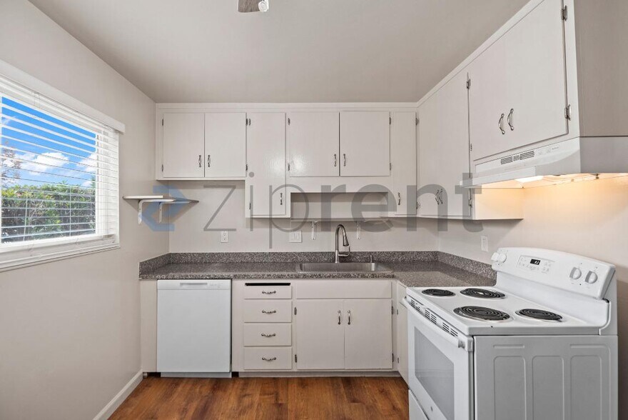 Building Photo - 1371 Vía Dondera