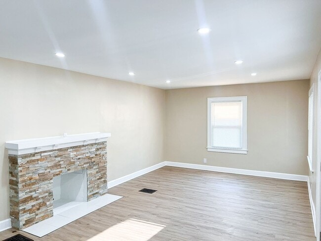 Building Photo - 623 W 40th St