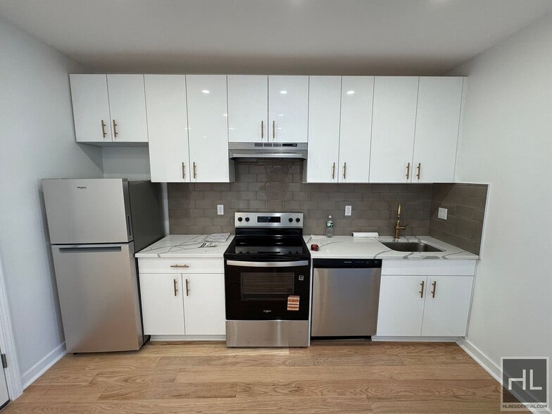 Building Photo - 31 AVENUE