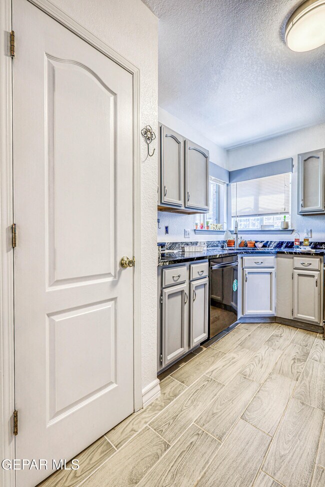 Building Photo - 7333 Golden Hawk Dr