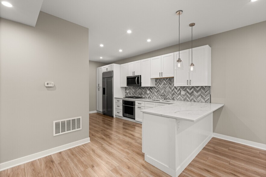 Building Photo - 3608 W Diversey Ave