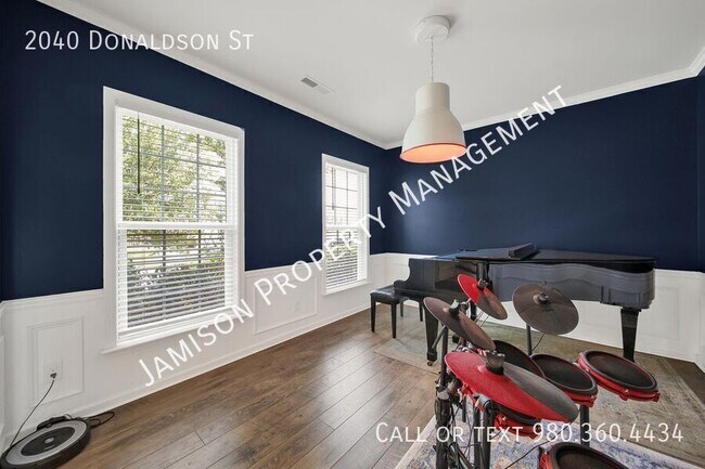 Building Photo - 2040 Donaldson St