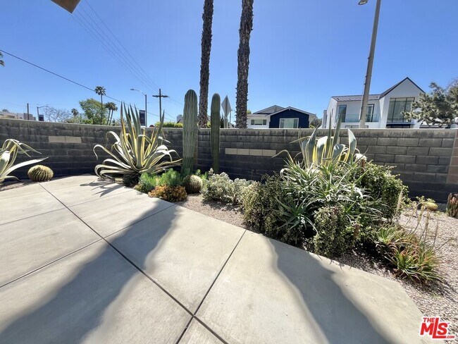 Building Photo - 501 N San Vicente Blvd