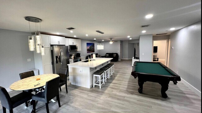 Building Photo - 300 Crosswinds Dr