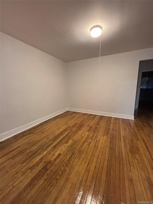 Building Photo - 730 E 217th St