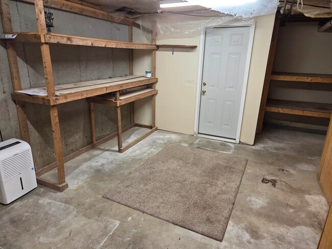 Building Photo - 16 River Rd