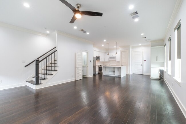Building Photo - 1032 W 21st St