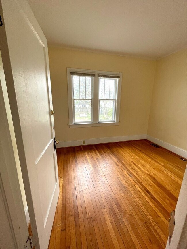 Building Photo - 903 Dewey Ave