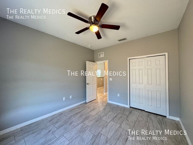 Building Photo - 2570 SE Rayburn Ave