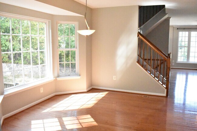 Building Photo - North Stafford End Unit Townhome !!
