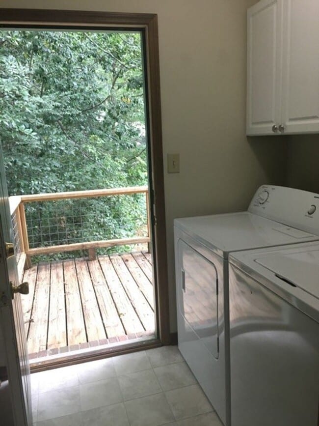 Building Photo - 2 bed 1 bath duplex on Barber St.