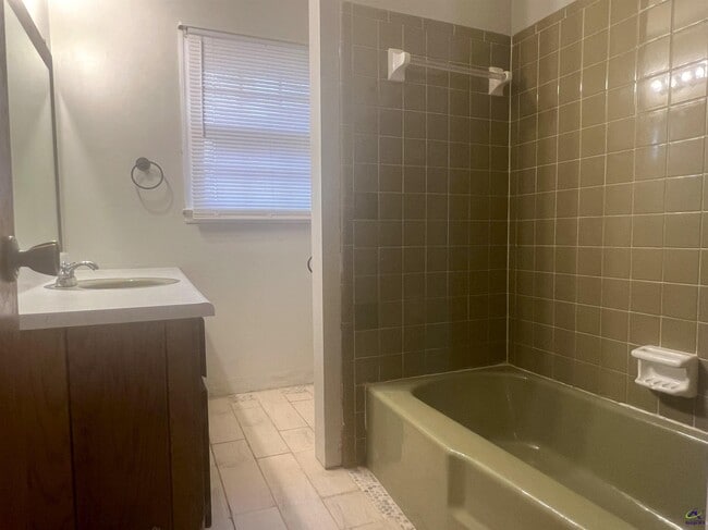 Building Photo - 409 Forest Lake Dr