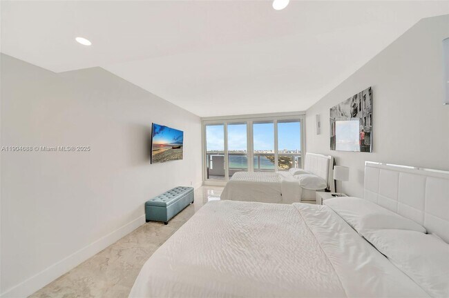 Building Photo - 1717 N Bayshore Dr