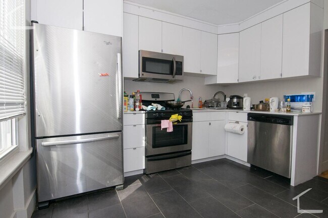 Building Photo - Nicely updated 3 bed in Allston near the Green Line.