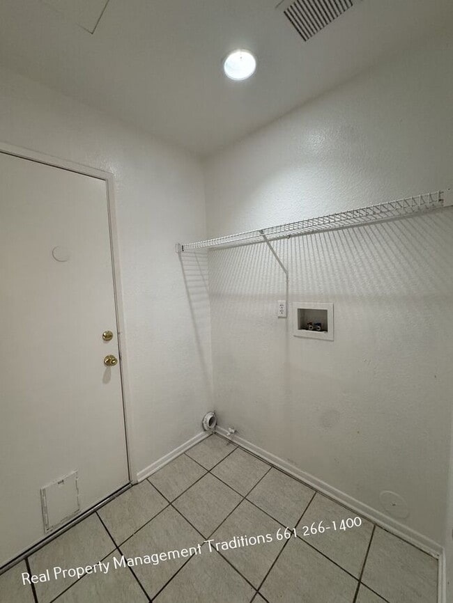 Building Photo - GREAT Westside Home