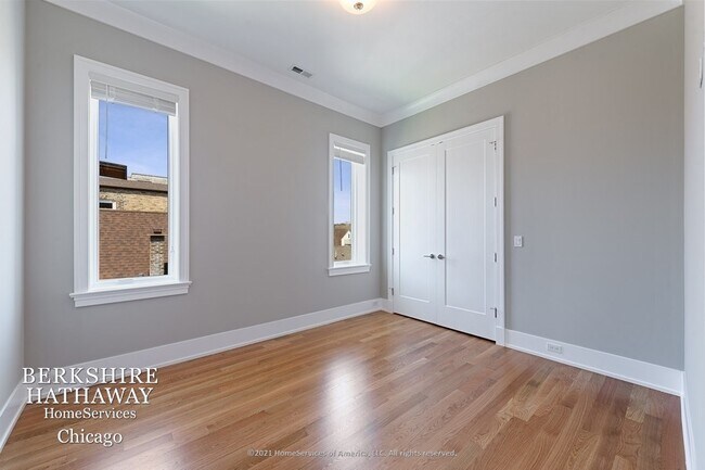 Building Photo - 1235 N Greenview Ave