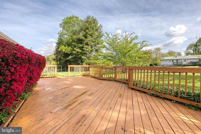 Building Photo - Beautiful 3bd 3bth single family ranch sty...