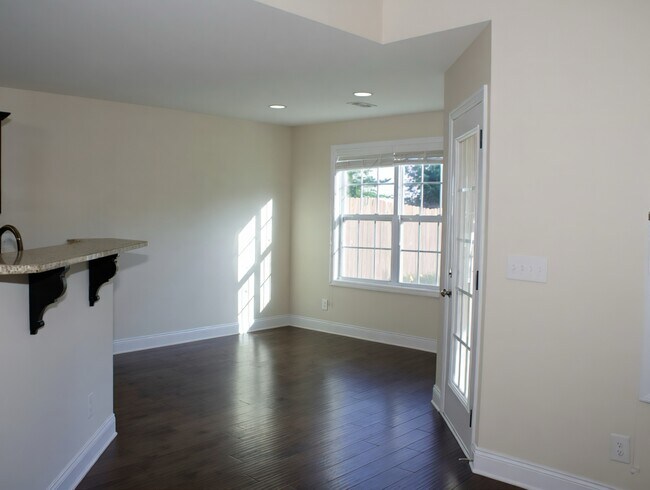 Building Photo - 1275 Eagle's View Dr