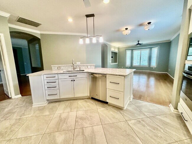 Building Photo - Spacious Open Floor Plan Home in Sun City!
