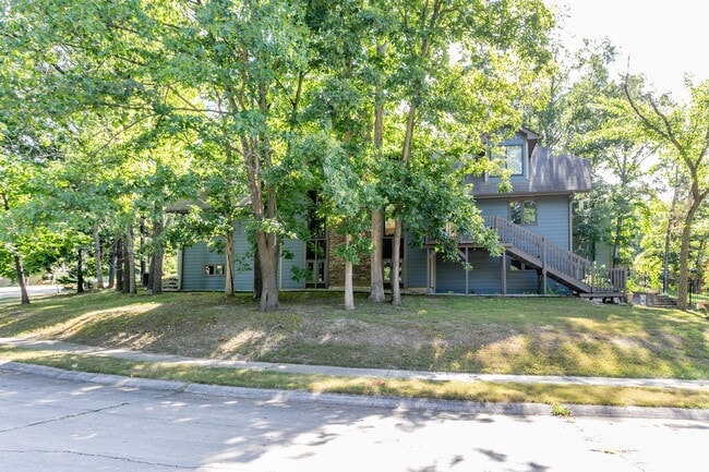 Building Photo - 5 Bed 3 Bath Home