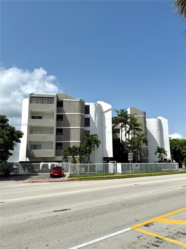 Building Photo - 2000 Biarritz Dr