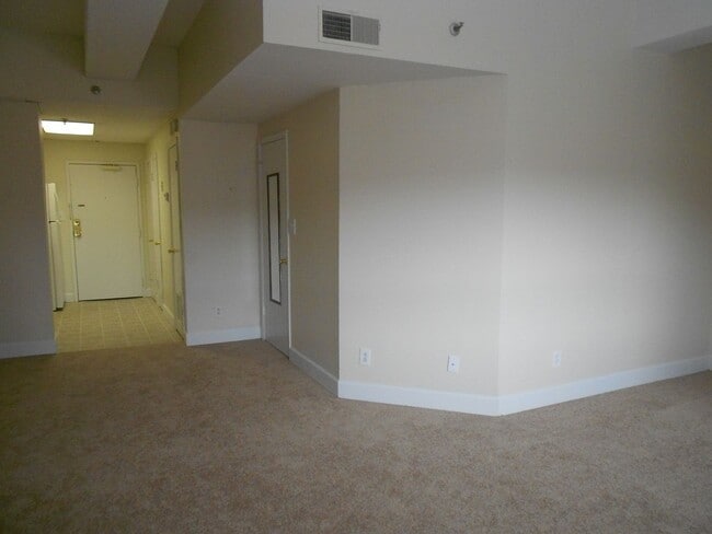 Building Photo - 1 Bedroom Apartment in Downtown Athens - S...