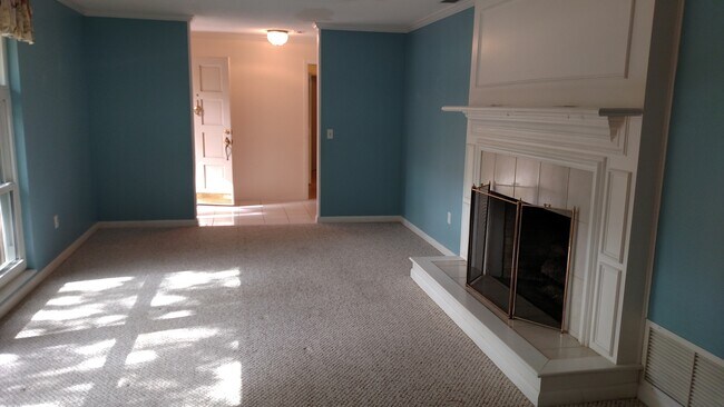 Building Photo - Beautiful 4/2.5 home in quiet neighborhood