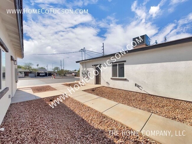 Building Photo - 1603 S Van Buren Ave