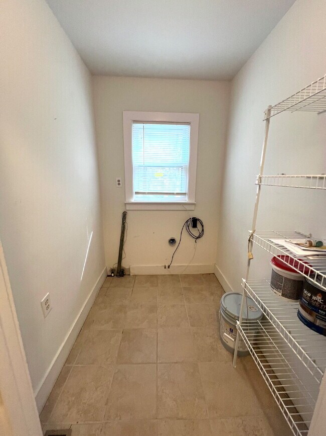 Building Photo - 680 Arms Dr