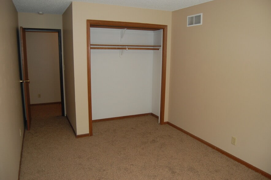 First bedroom 18'x10' - 4945 Walker Ave
