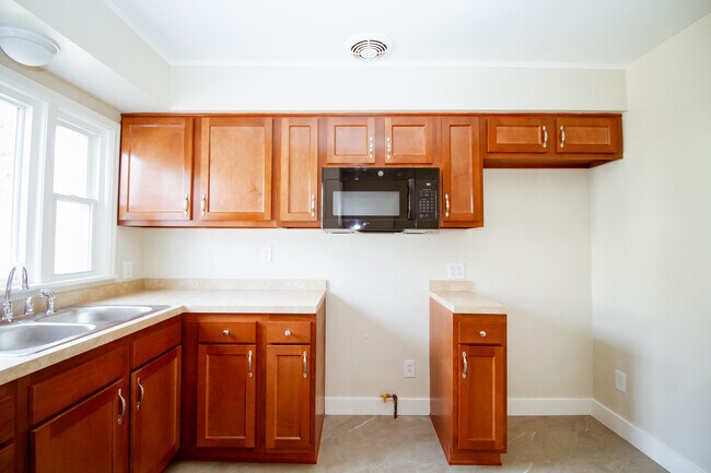Building Photo - 2032 Glencove Dr