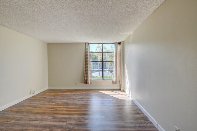Building Photo - 16 Royal Palm Way