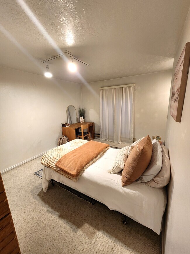 Building Photo - 565 N 300 E