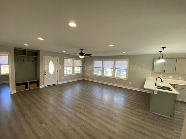 Building Photo - 77 Lakeview Dr