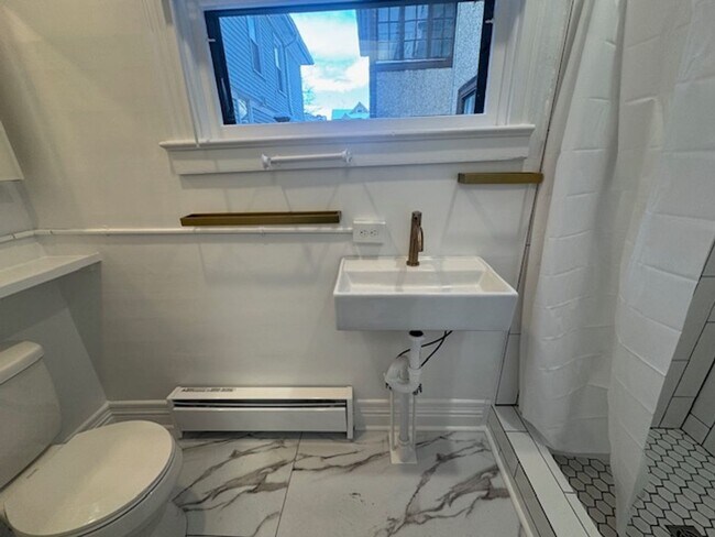 Building Photo - 775 University Ave