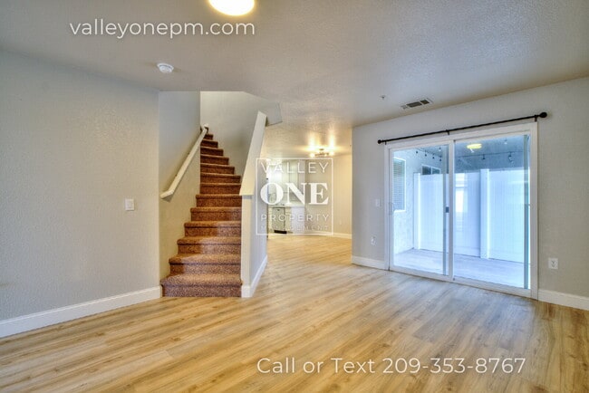 Building Photo - Rare vacancy opportunity in Turlock's finest and most desirable townhome complex!