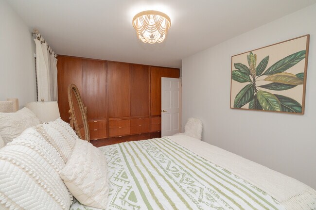 Building Photo - 944 Lakeview Dr