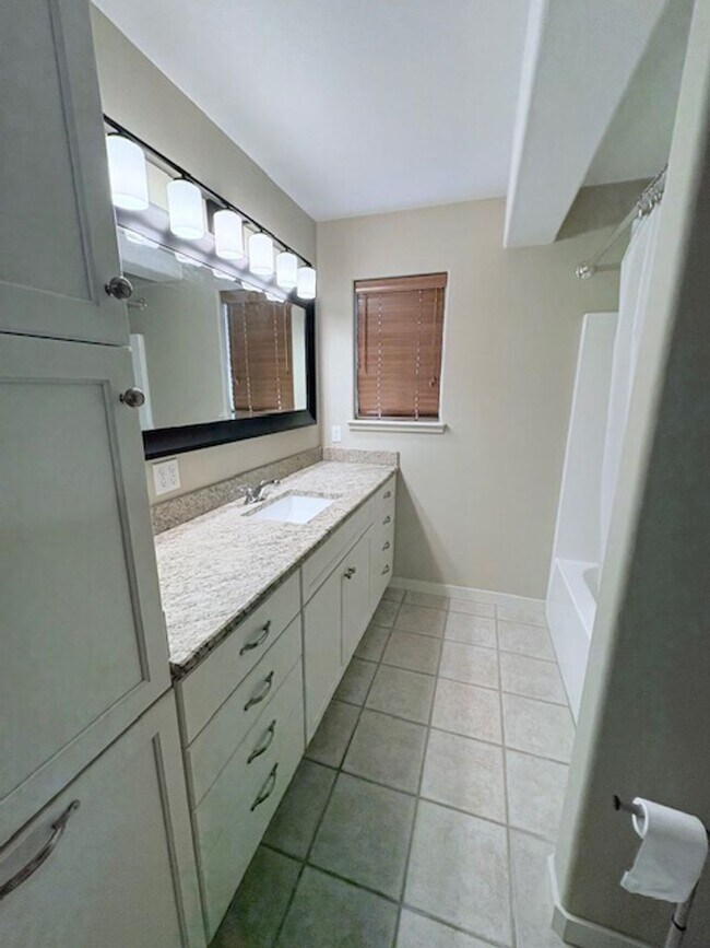 Building Photo - Stunning 3-Bedroom, 2-Bath Home with Lake Views!