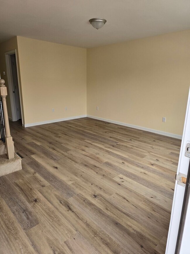 Building Photo - Megway Ct. (2-5)