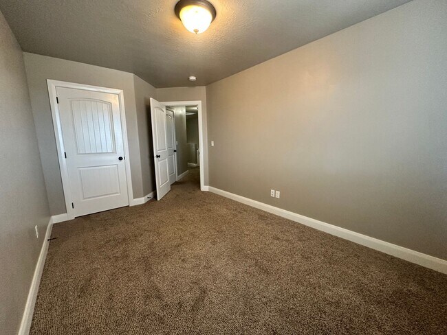 Building Photo - ** Move-in Discount** 3 Bedroom - 2.5 bathroom - in the heart of Cedar City!