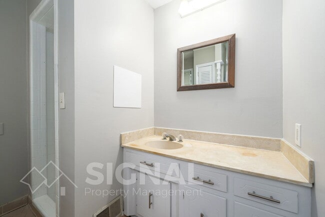 Building Photo - 425 Forsythe St