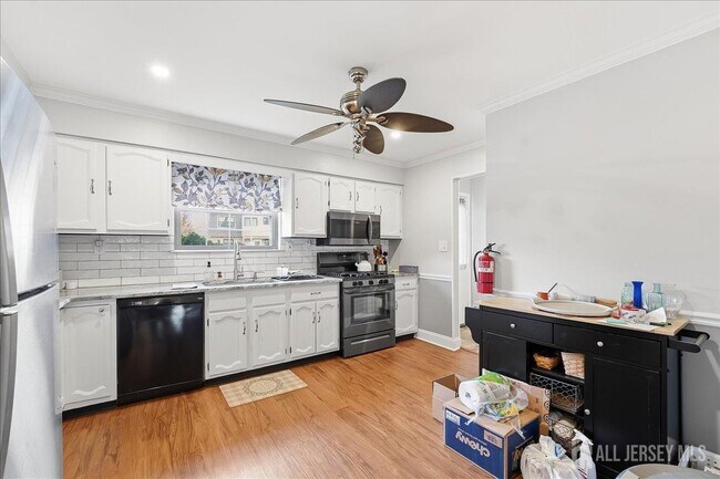 Building Photo - 2606 Trafalgar Square