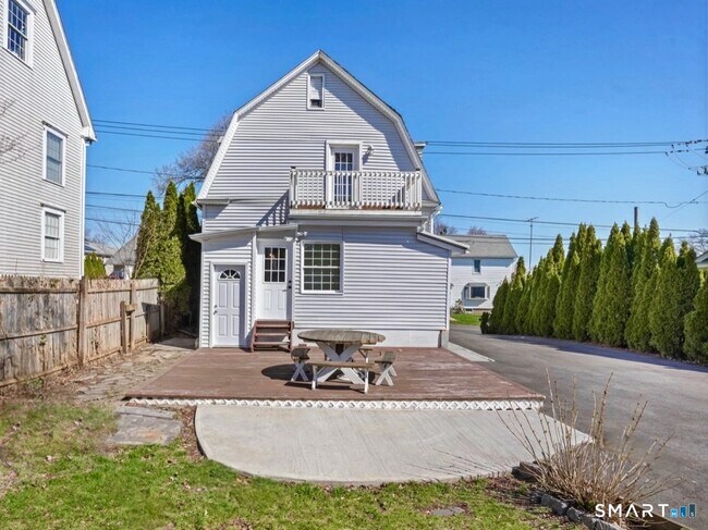 Building Photo - 709 Tunxis Hill Rd