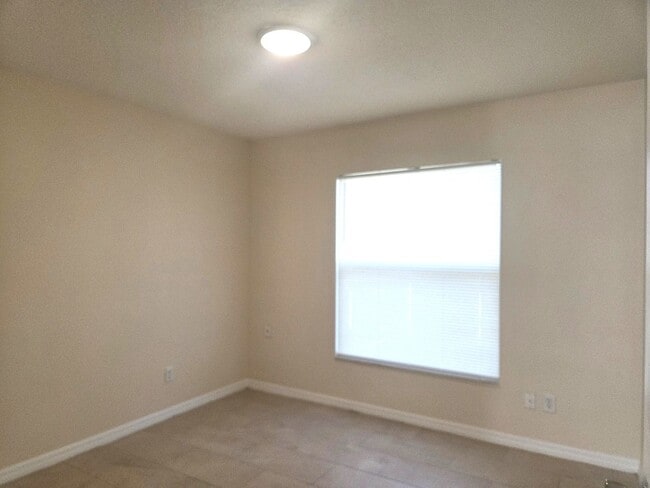 Building Photo - 3/2 on Large Lot Available Now