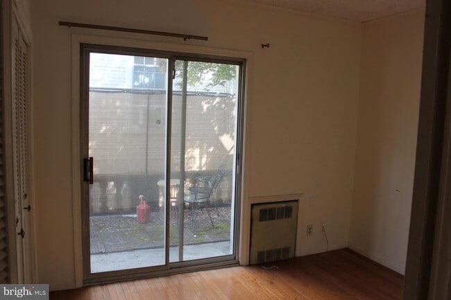 Building Photo - 1042 W Lancaster Ave