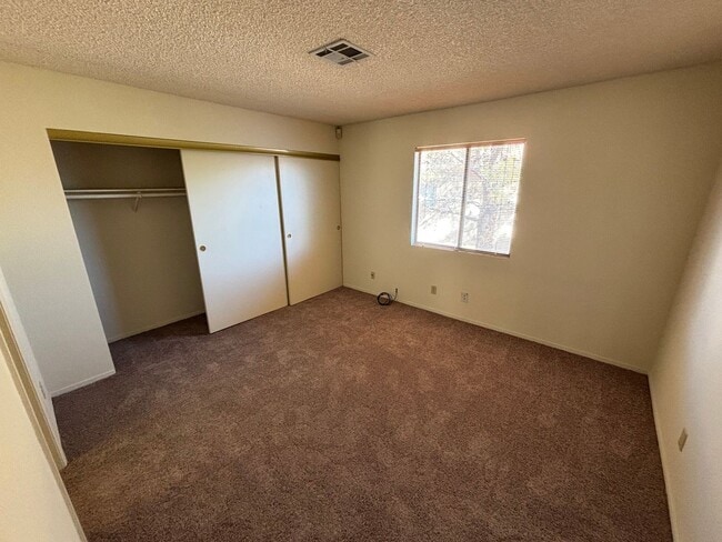 Building Photo - Gorgeous 2BED/2BATH Condo nestled in a Roc...