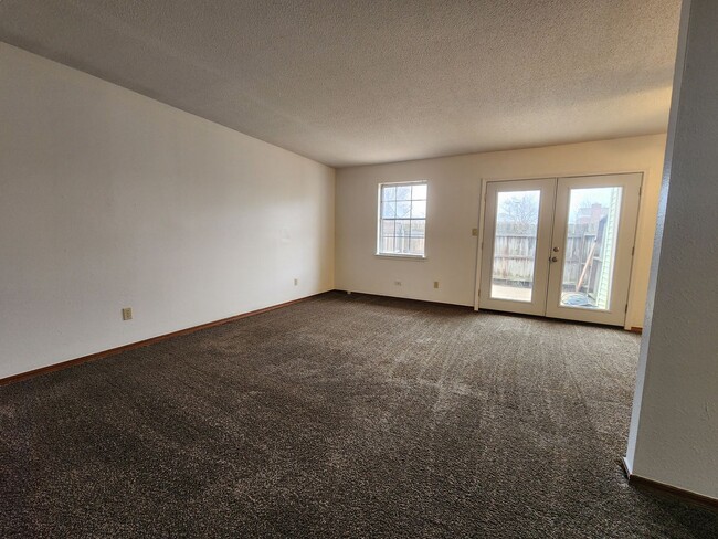 Building Photo - Cute 3 bedroom Townhome in Shawnee!