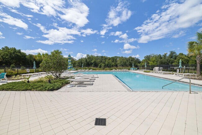 Building Photo - "Charming 3-Bed Sanctuary in Lutz with gre...