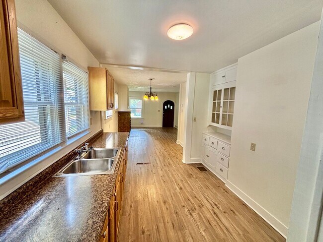 Building Photo - 3 Bed 1 Bath house in Shawnee - Central Air, Large Yard, Pets OKAY!